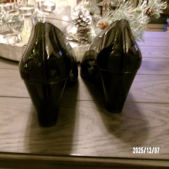 ✨ NWOT Sole Society women’s size 7 BLACK open toe pump wedge patent leather ✨ - Picture 3 of 4